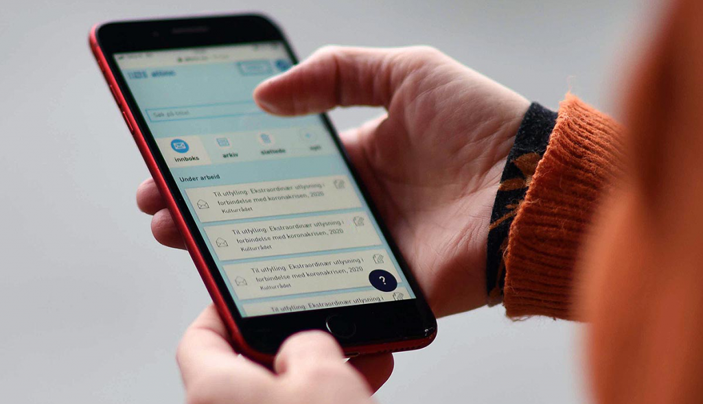 Illustrasjonsfoto av Altinn innboks på mobil