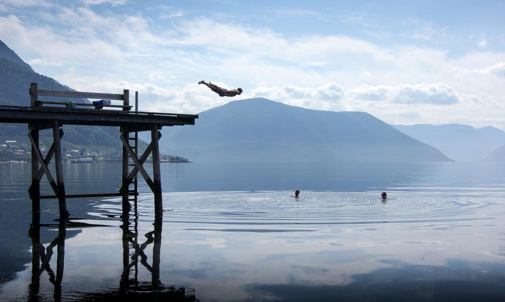 Person som stuper i fjorden