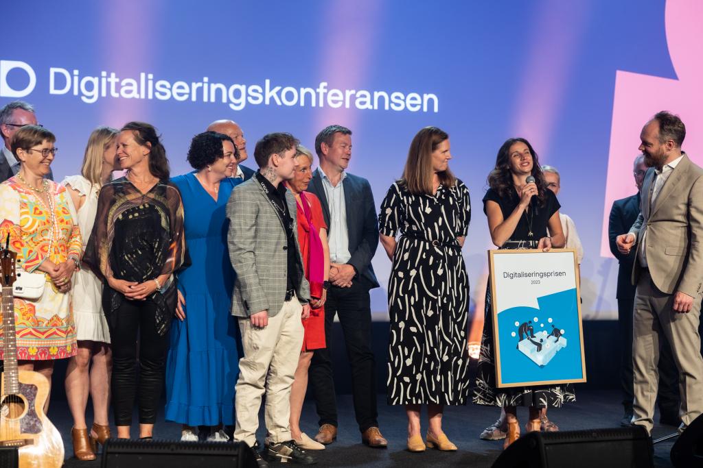 Alle som har bidratt i DigiUng mottar prisen på scenen på Digitaliseringskonferansen