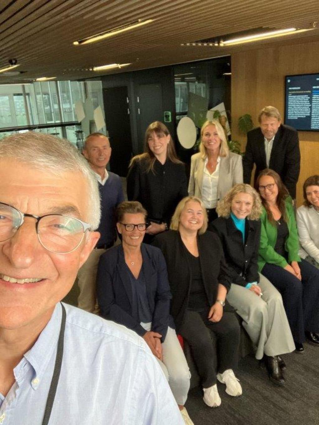 Bildet er en selfie av Digitaliseringsrådsleder Joakim Lystad. Statsråd Karianne Tung og Digitaliseringsrådet i bakgrunnen.